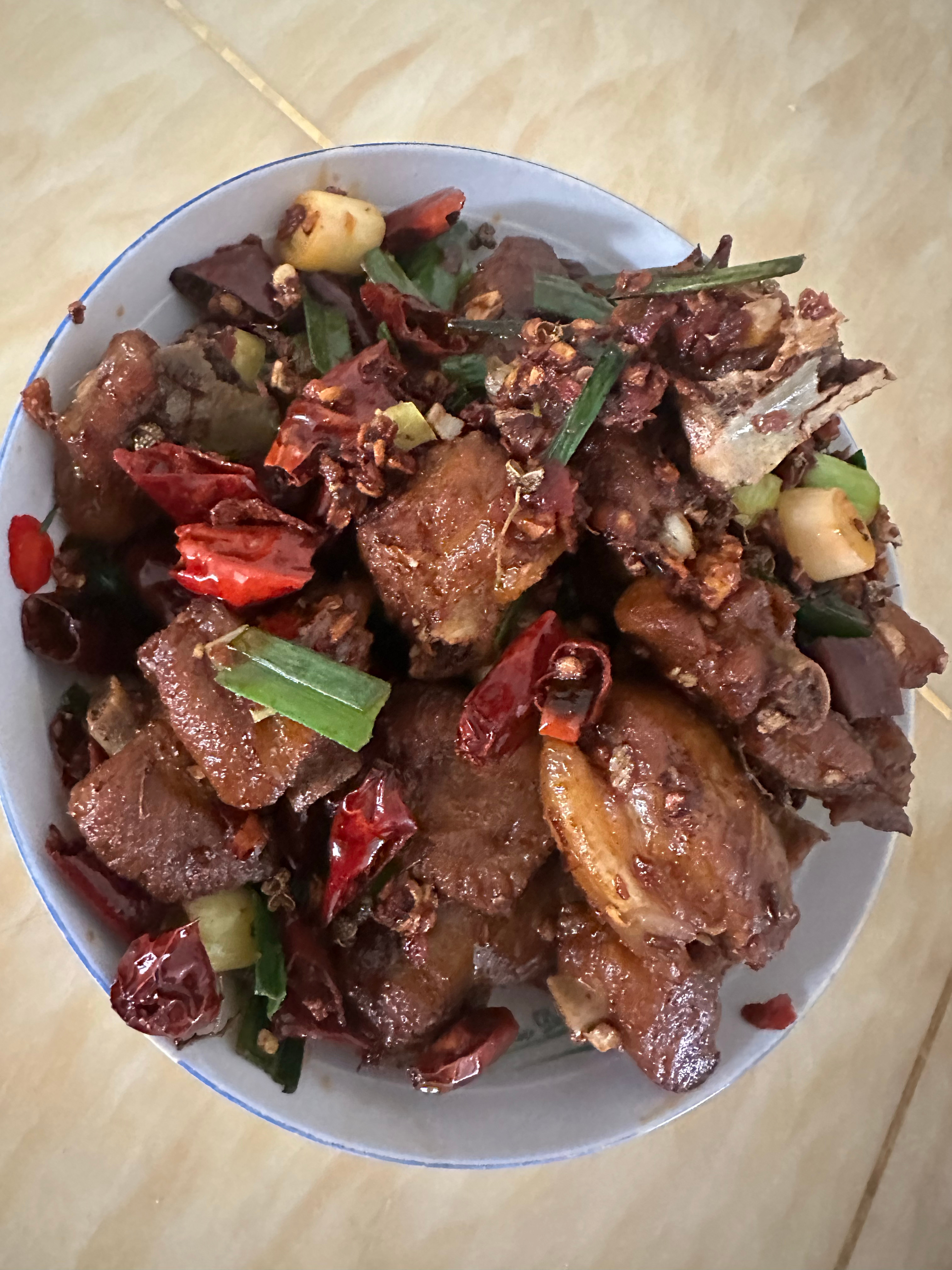 自己在家做的香辣排骨，味道还不错的，虽然不好看！但是还是不错的😄，第一次做这个