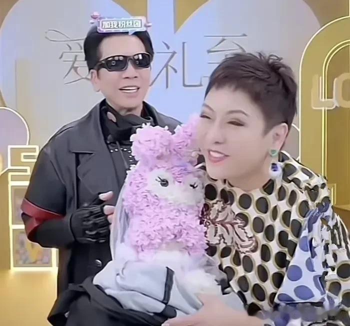 豪门直播带货，一家子都来了！向太陈岚怎么说也是豪门啊，怎么几乎一家都跑去直播了，