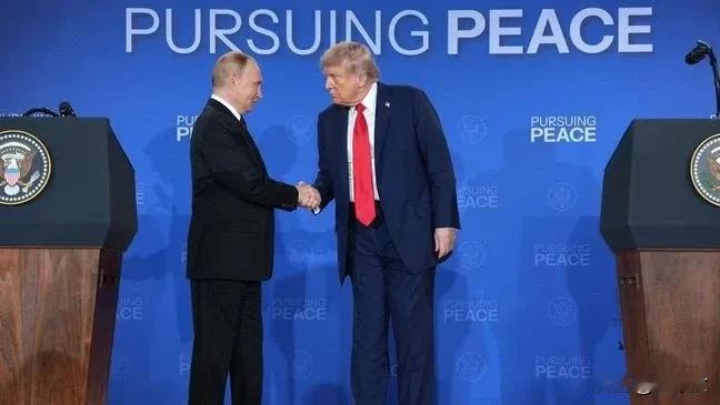 乌克兰总统泽连斯基访问白宫前一天，美俄元首通话两个半小时。特朗普宣布，他与普京将