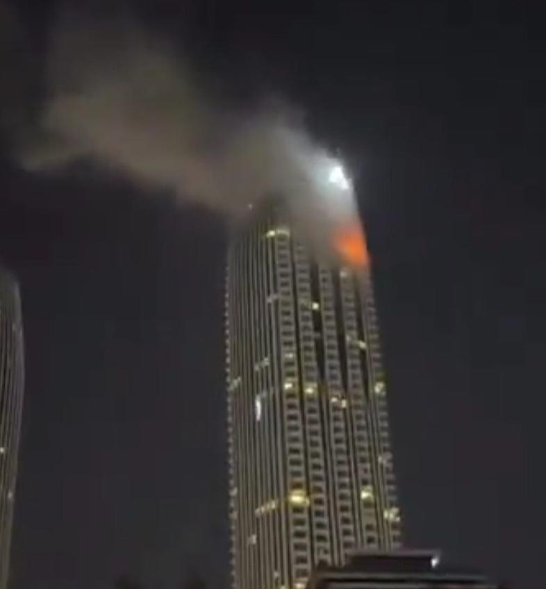 阿联酋迪拜溪港附近一栋高层建筑遭无人机袭击，社交平台已流传现场视频。
迪拜这栋高