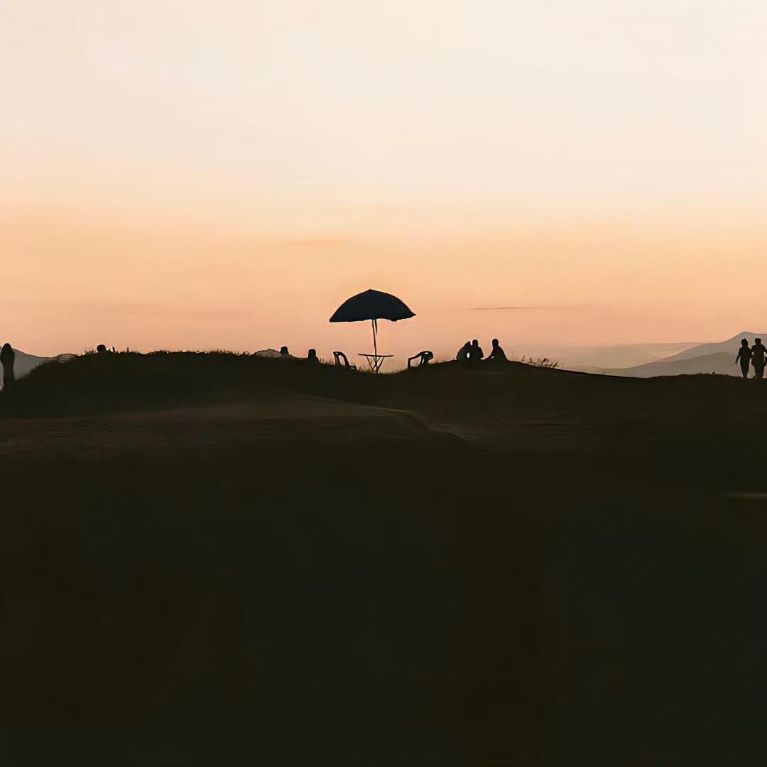 人总是不自觉地把自己沉浸在悲伤情绪中 可能是生活挫折 可能是感情不顺 或者其他 