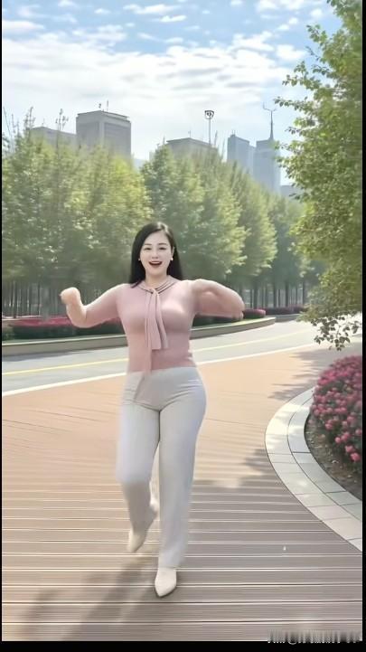 今天在公园真是大开眼界！一位美女正在表演杂技，舞技优美又惊险。她腾空跃起，黑发飞