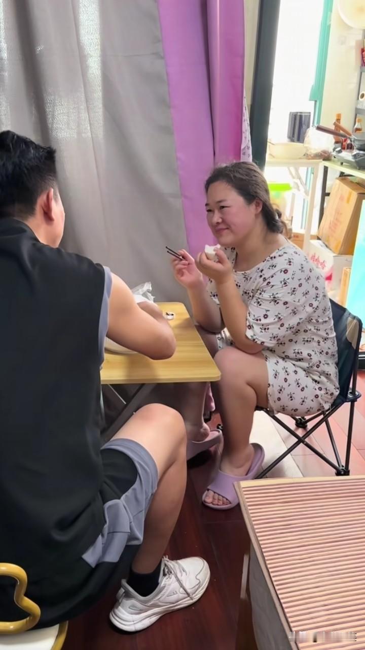 最近这个女孩火了，并不是她做了什么好人好事，而是因为她说话嗲嗲的声音：等我病好了