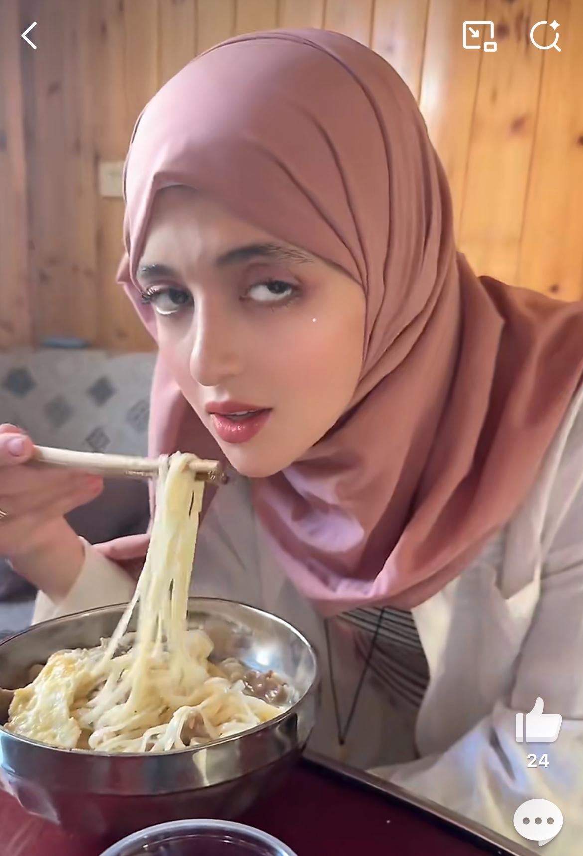 中国小伙娶的阿尔及利亚老婆，真是漂亮迷人，就是还没有入乡随俗，丢掉头上的那一撮。