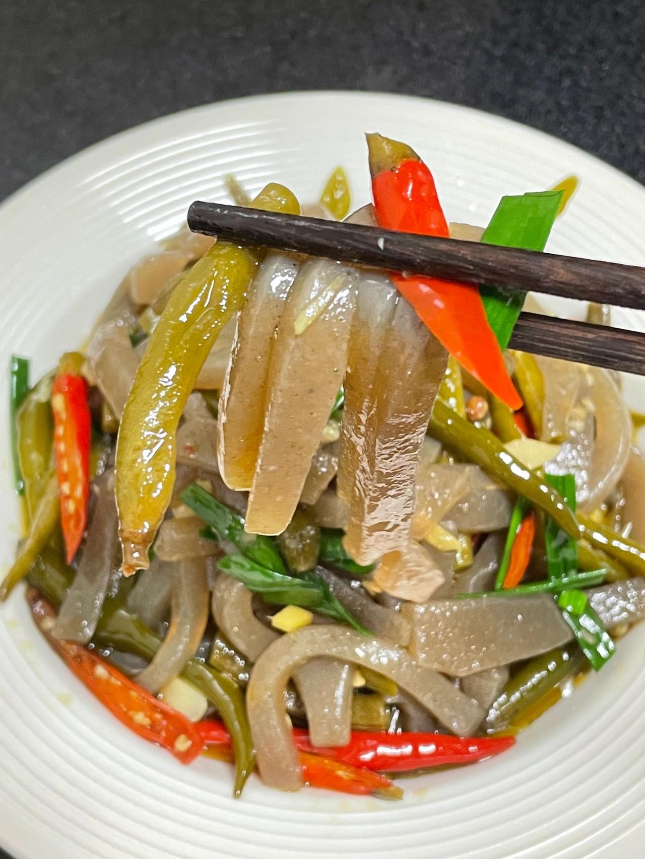 麻辣泡椒魔芋炒出来真的很好吃。巨下饭，喜欢的姐妹可以尝试一下

食材：魔芋，泡椒