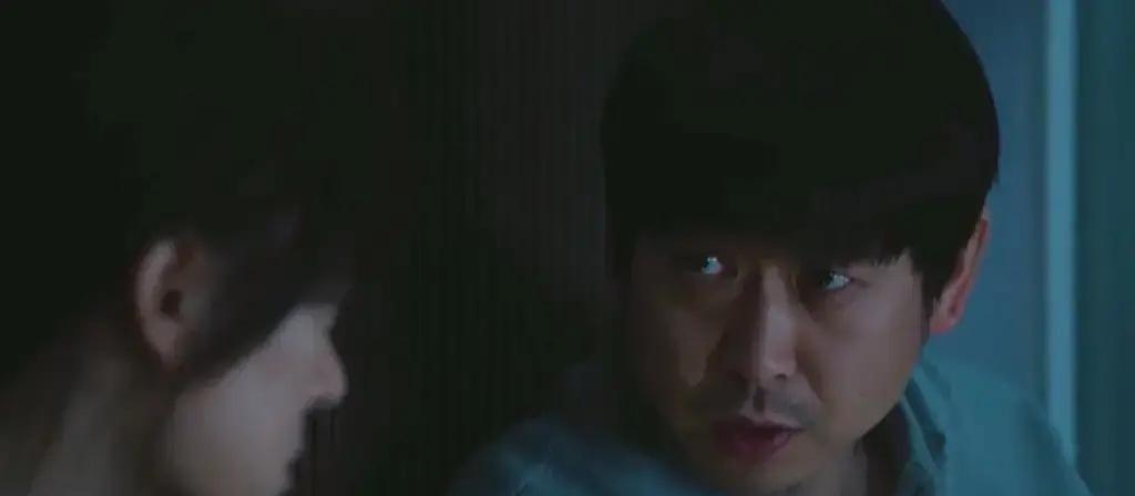 遥控器砸在电视上，屏幕里山顶看星的浪漫画面应声碎裂。36岁单亲妈妈，副教授竞评前