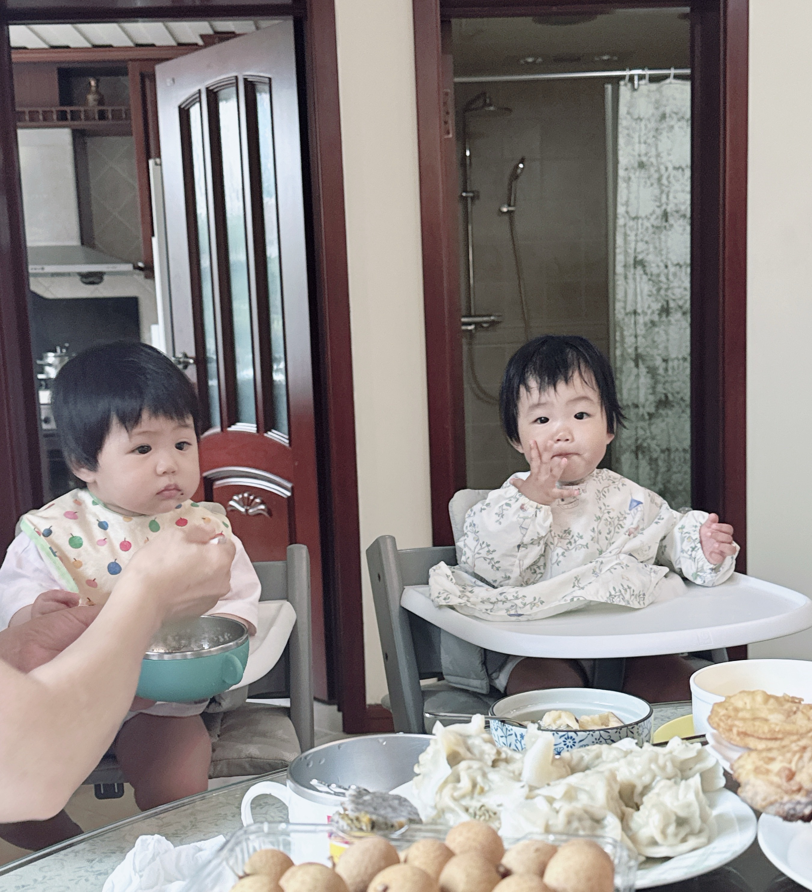 我们也吃早饭啦今天要去照相馆给两小只拍照片📷 
