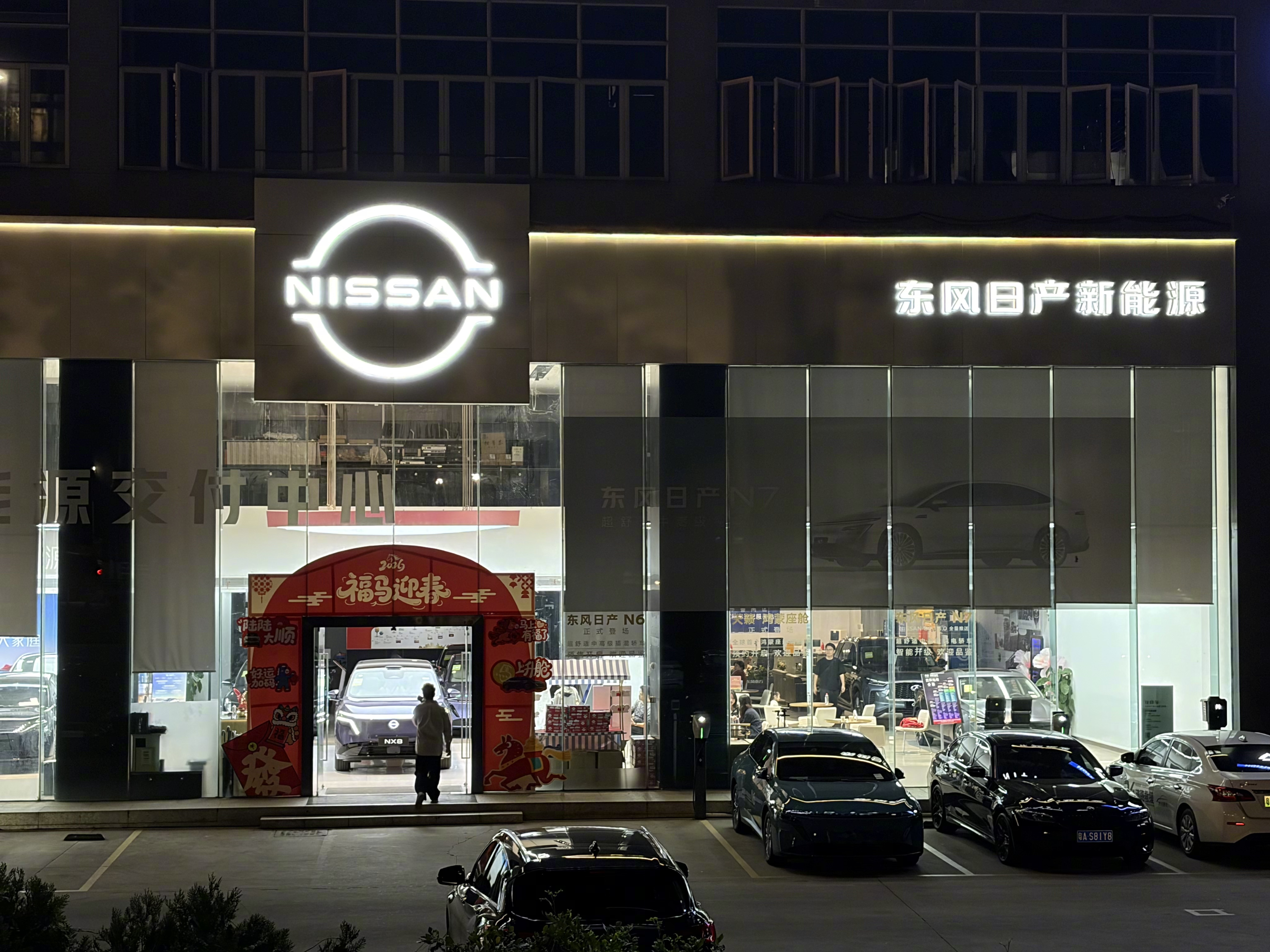 周末去看了火爆全网的NX8，店里真的人从众！作为数码博主，我直奔主题——测试它的