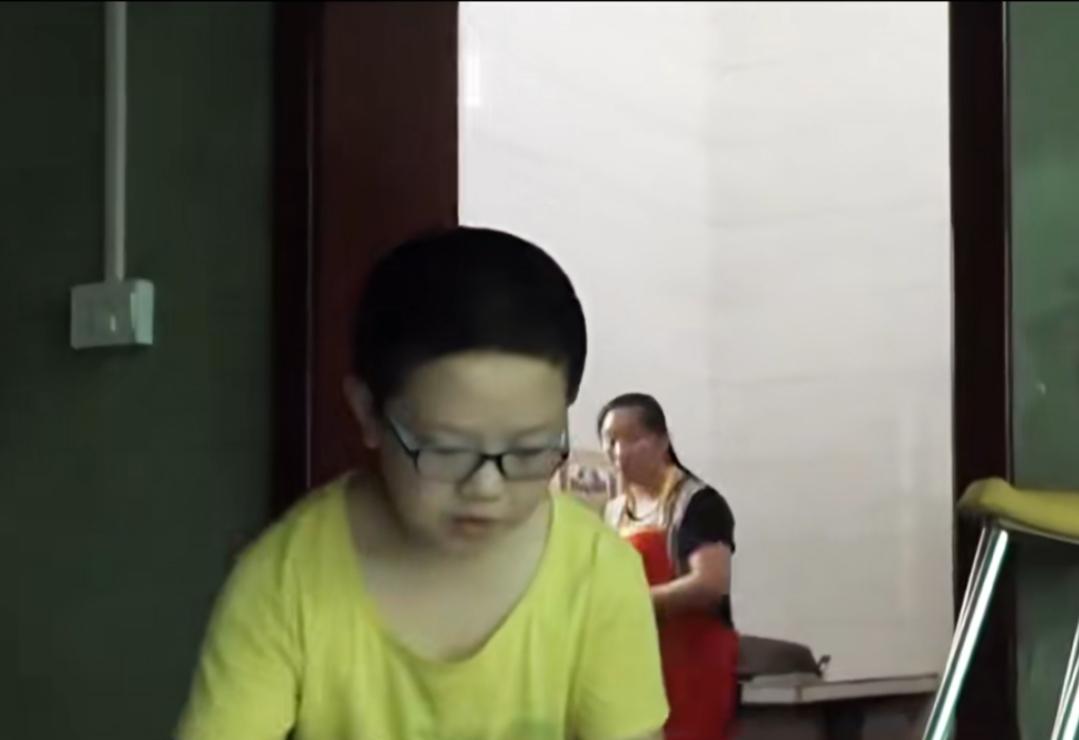 凌晨三点，城市还在沉睡，12岁的李建华却已穿梭在菜市场的摊位间。为了帮残疾的父亲