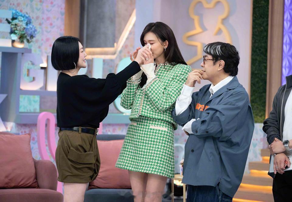 林志玲小S同框泪崩林志玲哽咽，当场安慰小S：我们都在。首度现身《小姐不熙娣》的林