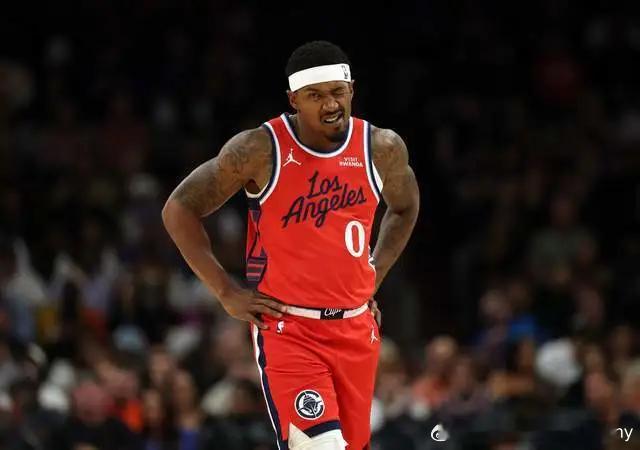 主持人问：你现在的数据比被交易来的那些球员加起来还多，这会不会成为你的动力？鲍威