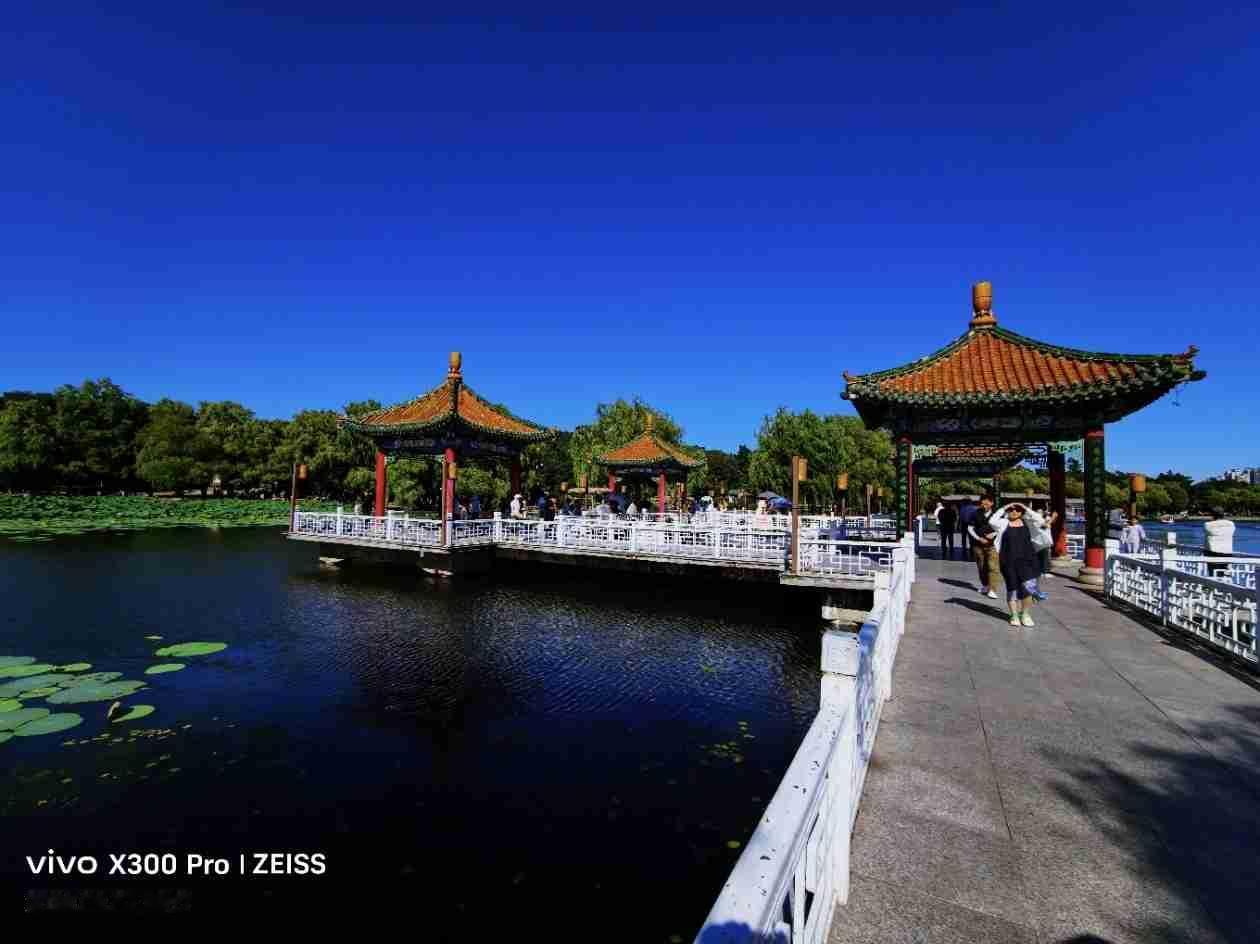今天天气，晴天，气温13度至23度，北风2级，空气质量优。

适合出游，穿长袖衣