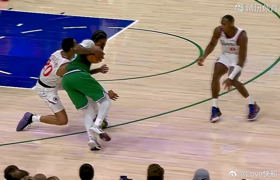 说句不好听的，科林斯今天让马绍尔打烂了！ 好像还崴脚了