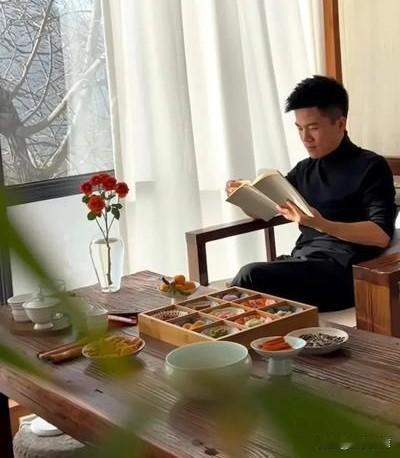 董宇辉给全天下的男人上了一课。
可以忙，也可以单身，但你一定记住，
别拿“年龄到