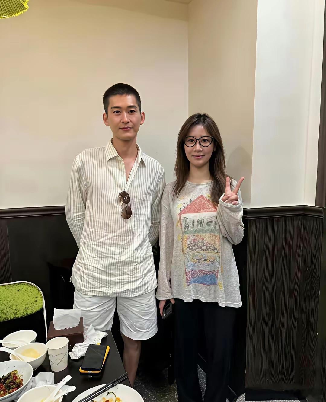 张翰在上海吃饭被偶遇 头发变成寸头了 