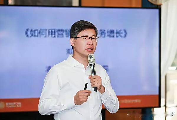 这个人据说来自清华大学教授，但是他世界观言论：称“中国13亿人没出过国，不可能有