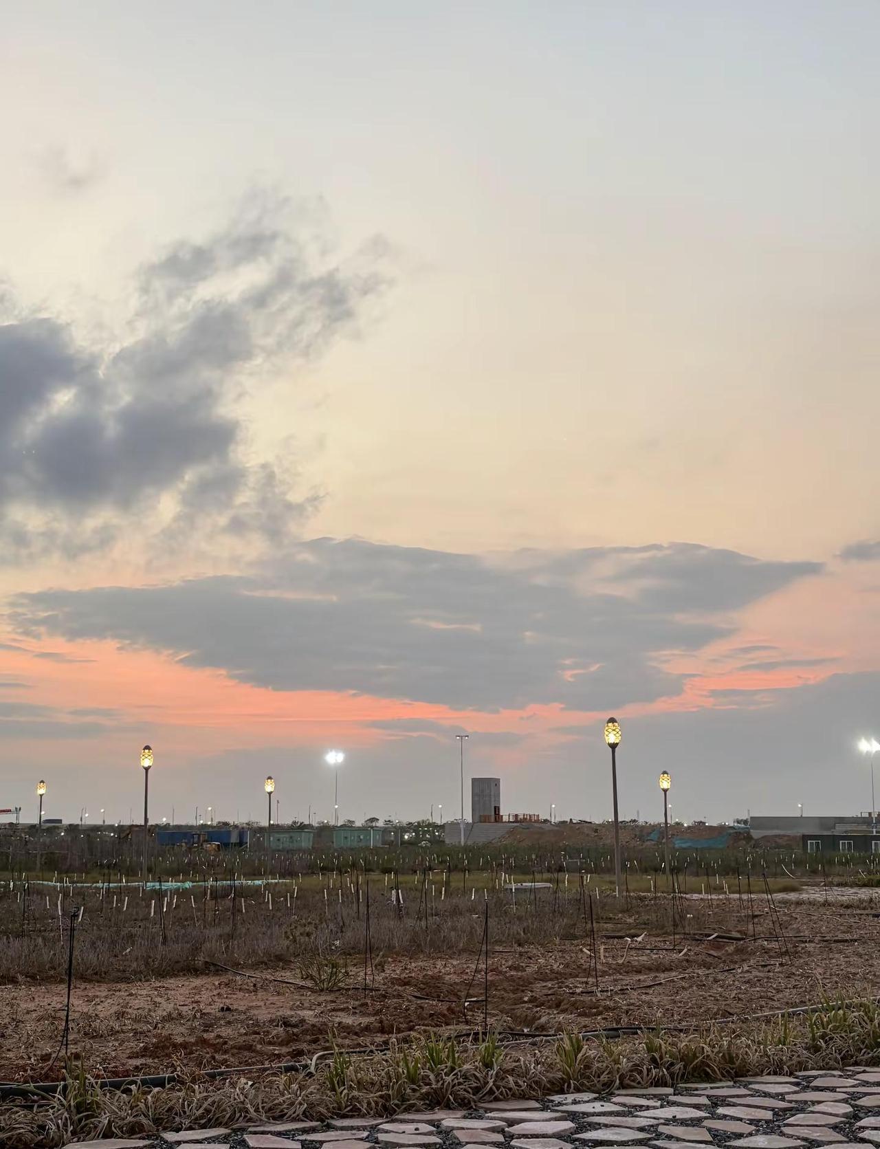 5.3号下雨。日落文学 农田晚霞 天空是另一个世界 黄昏农田美景