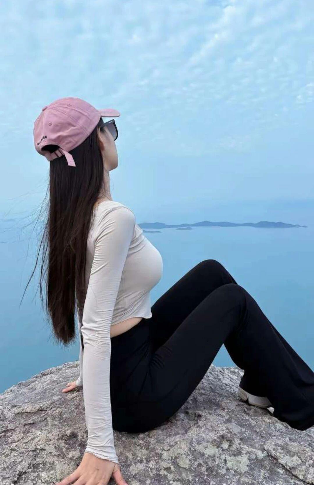 海边悬崖上的少女，享受宁静与自由