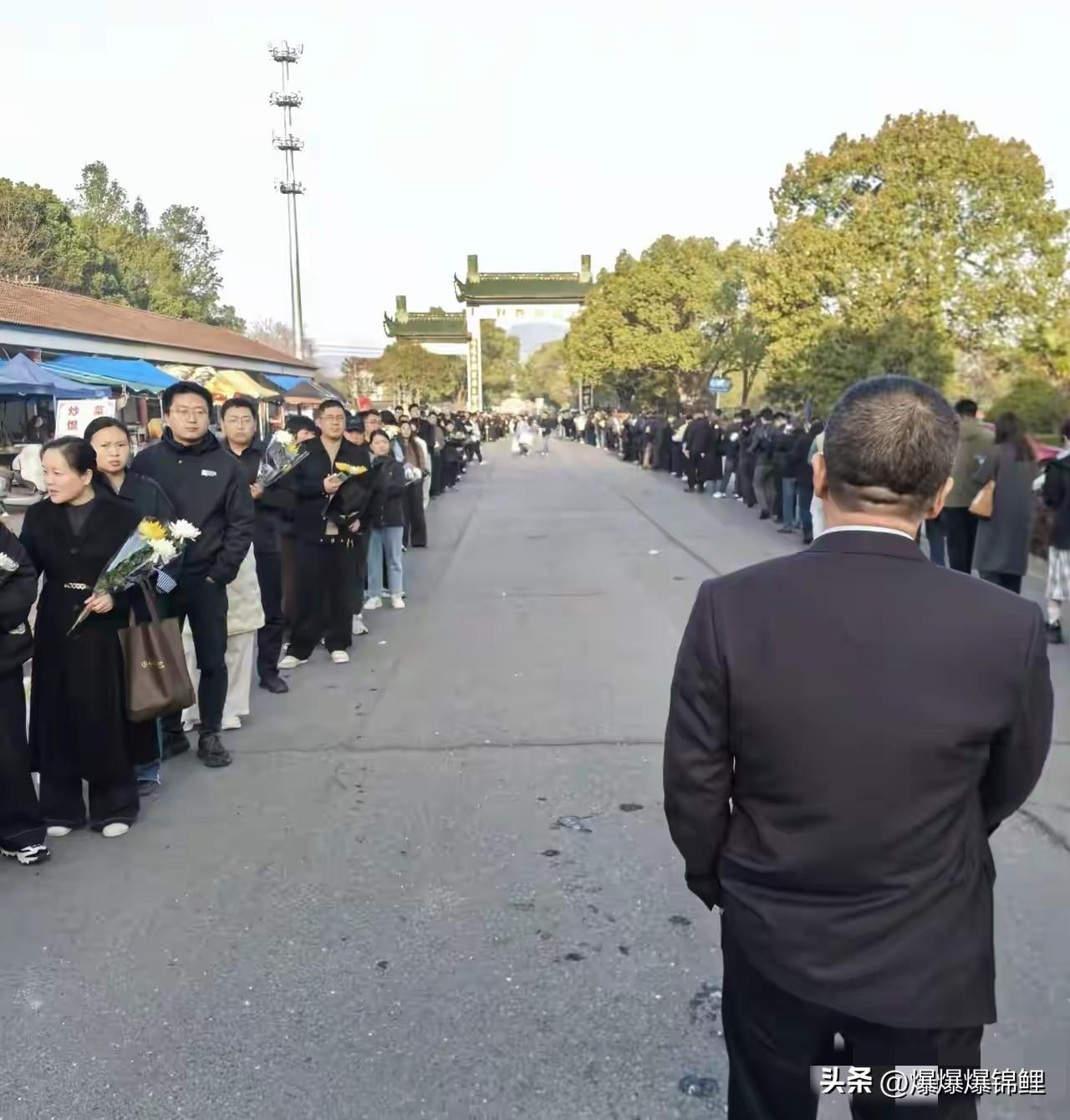 这阵仗真让人头皮发麻。

看苏州这送别张雪峰的队伍，黑压压的一眼根本看不到头。