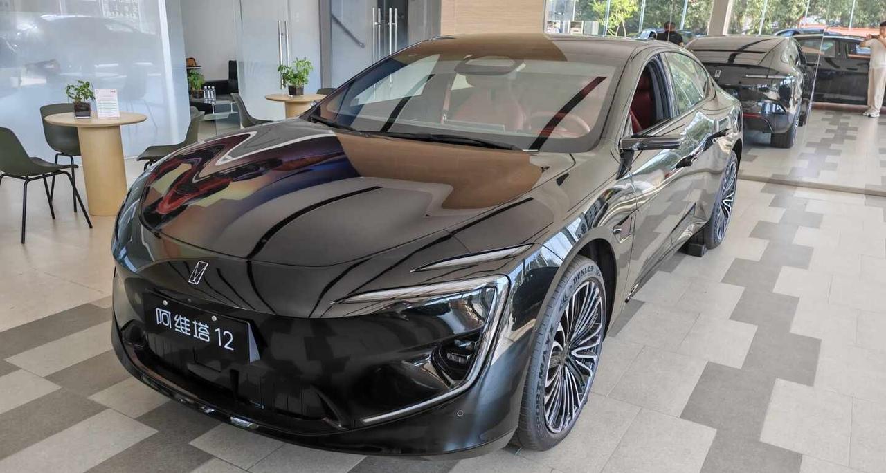 满配阿维塔12纯电展车，有兴趣吗？
有一台阿维塔12纯电展车
	
外黑内红，选了