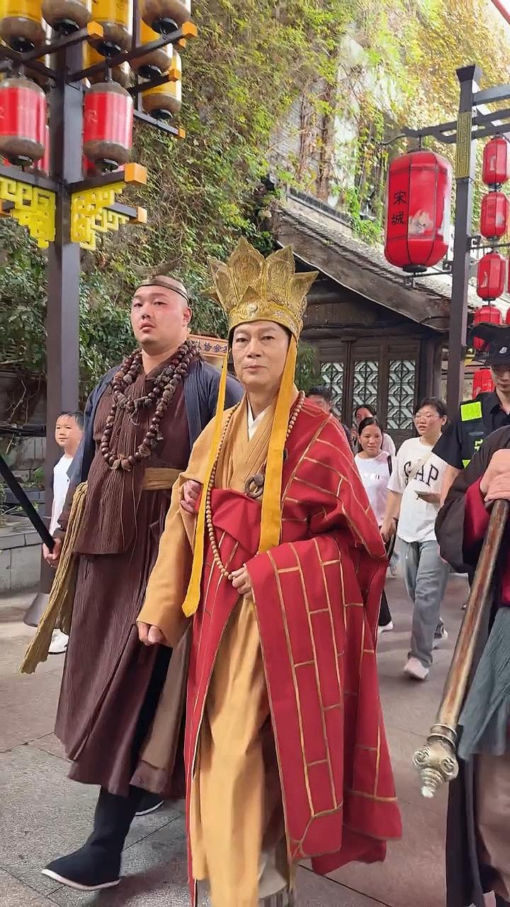 毕竟曾有高光时，
莫笑老病行缓迟。
身患绝症需医药，
耗尽钱财流干池。

人生在