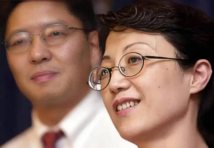 她借着回家探亲的借口，将机密资料拷进U盘带到台湾，伸手去护那盒稻香村点心的瞬间，