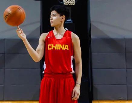 女篮队长将迎来自己职业生涯的巅峰期。
5年前本人就断言杨舒予一定成为女篮锋线的大