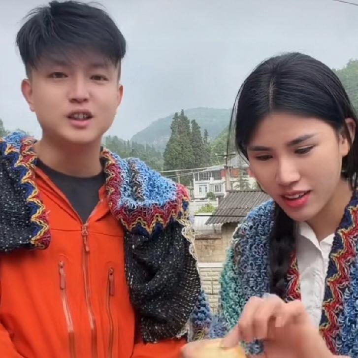 小松在越南省城安沛建民宿，因为节日放假，小松带着六叔从越南回到了中国云南河口，和