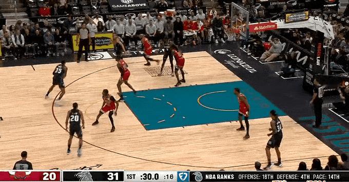 强的离谱！活塞让一套首发还能领先！
在今天NBA常规赛活塞对阵公牛的第一节比赛中