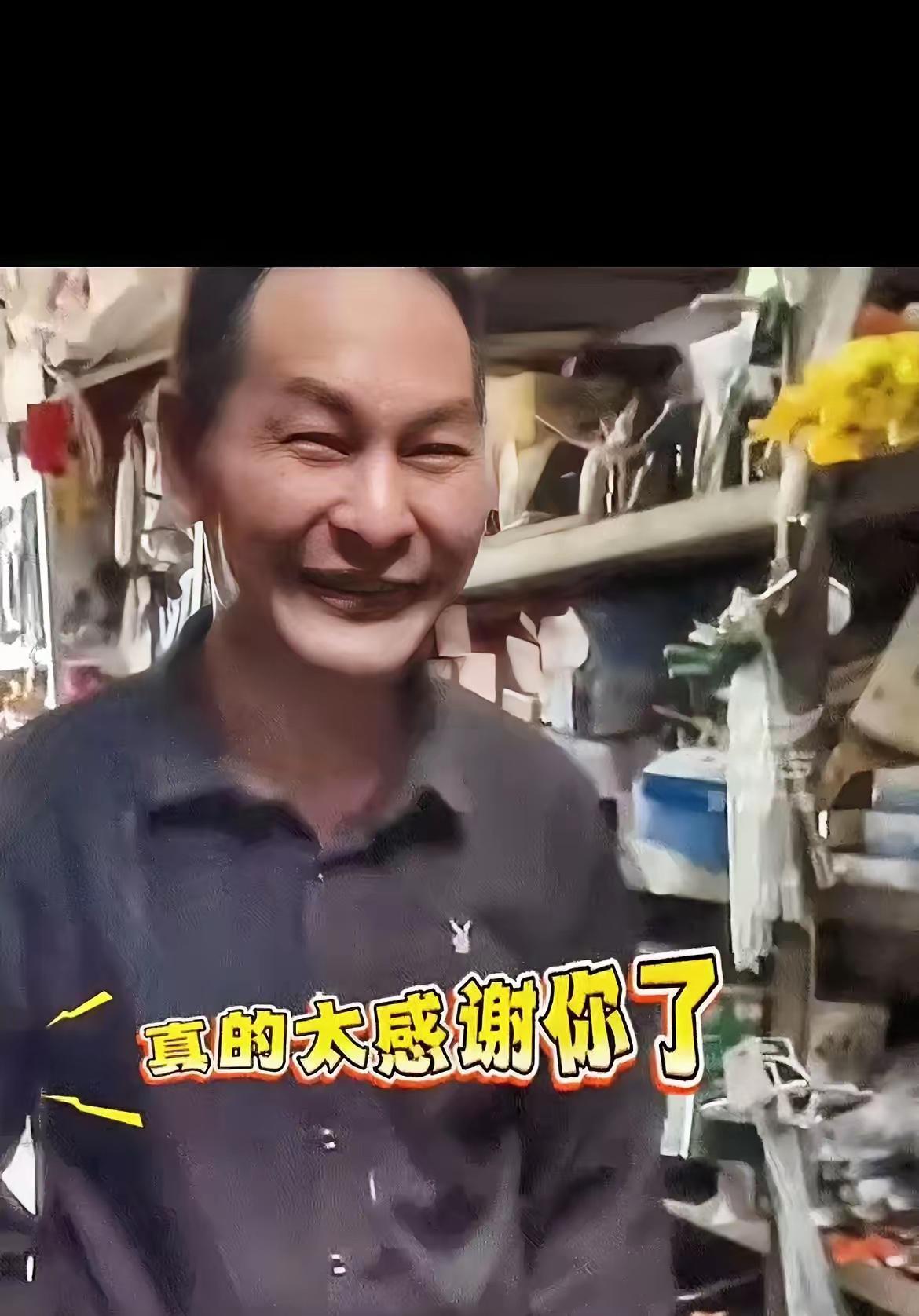 江苏，男子去五金店买东西，结账时被老板娘盯着看！男子有点慌，以为对方有什么想法，