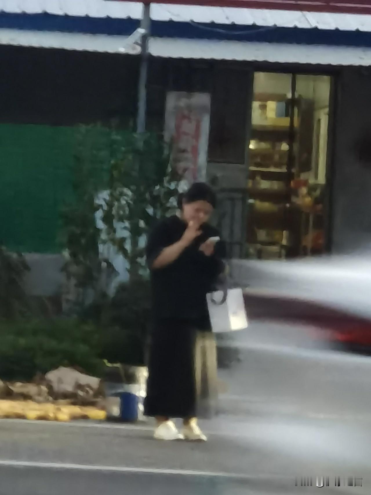 发现一个奇怪现象：女孩儿一入大学，迅速发生变化。
邻家女孩儿，高考前，无论着装、