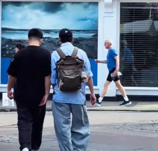 英国剑桥偶遇到沙溢和他的小儿子小鱼儿，偶遇照中并没有看到胡可和他们的大儿子安吉。