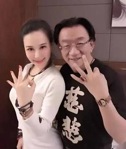 镜头中的侯耀华穿着写有慈悲二字的黑T恤，戴着一副时尚的打孔眼镜，发型打理得一丝不