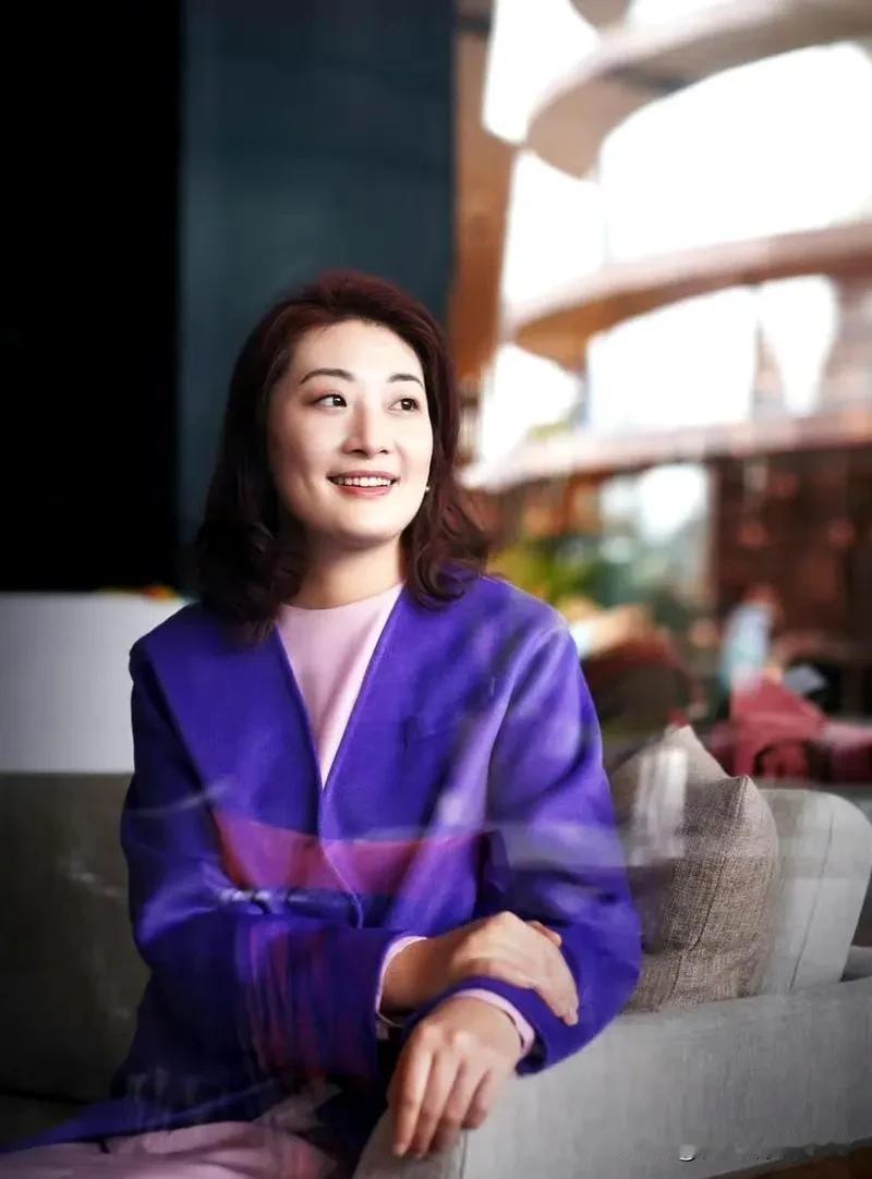 有媒体报道，宗馥莉已经一个多月没有出现在自己的办公室了，但是通过网络远程遥控公司