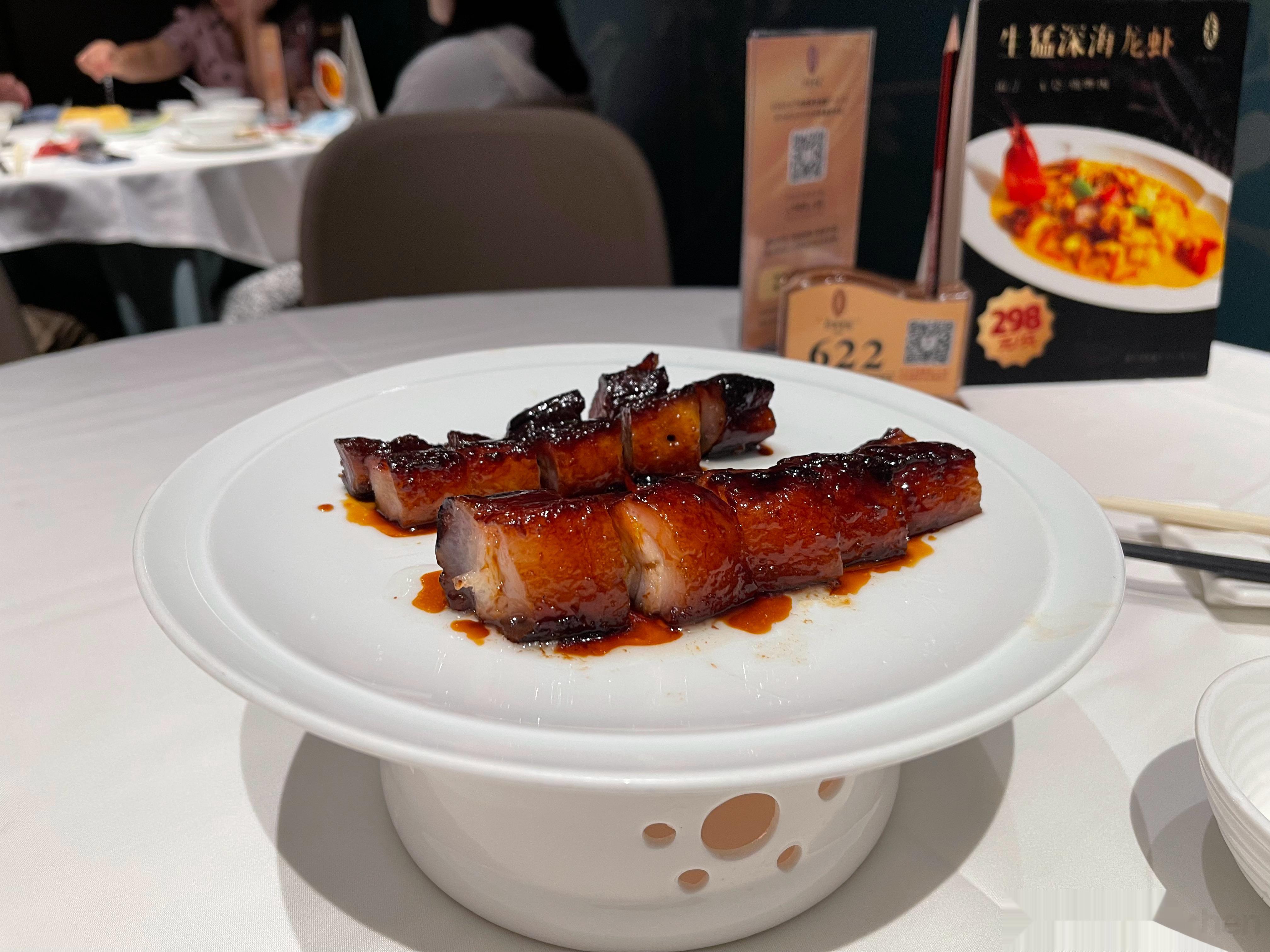 微博很少发吃的，但今天不太一样。好兄弟家的餐厅，必须支持一下，叉烧和乳鸽很绝[爱