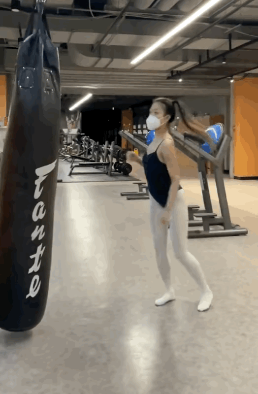 图一：小姐姐的防身术，是不是学废了啊？是不是这样的啊？
图二：原来国外小姐姐吃东