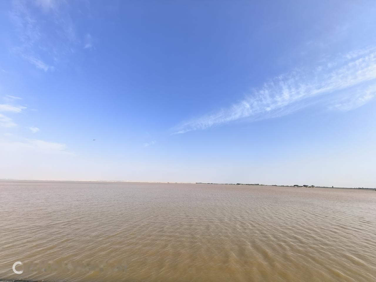 黄河从这里拐了个弯，裹挟着泥沙一路向东！