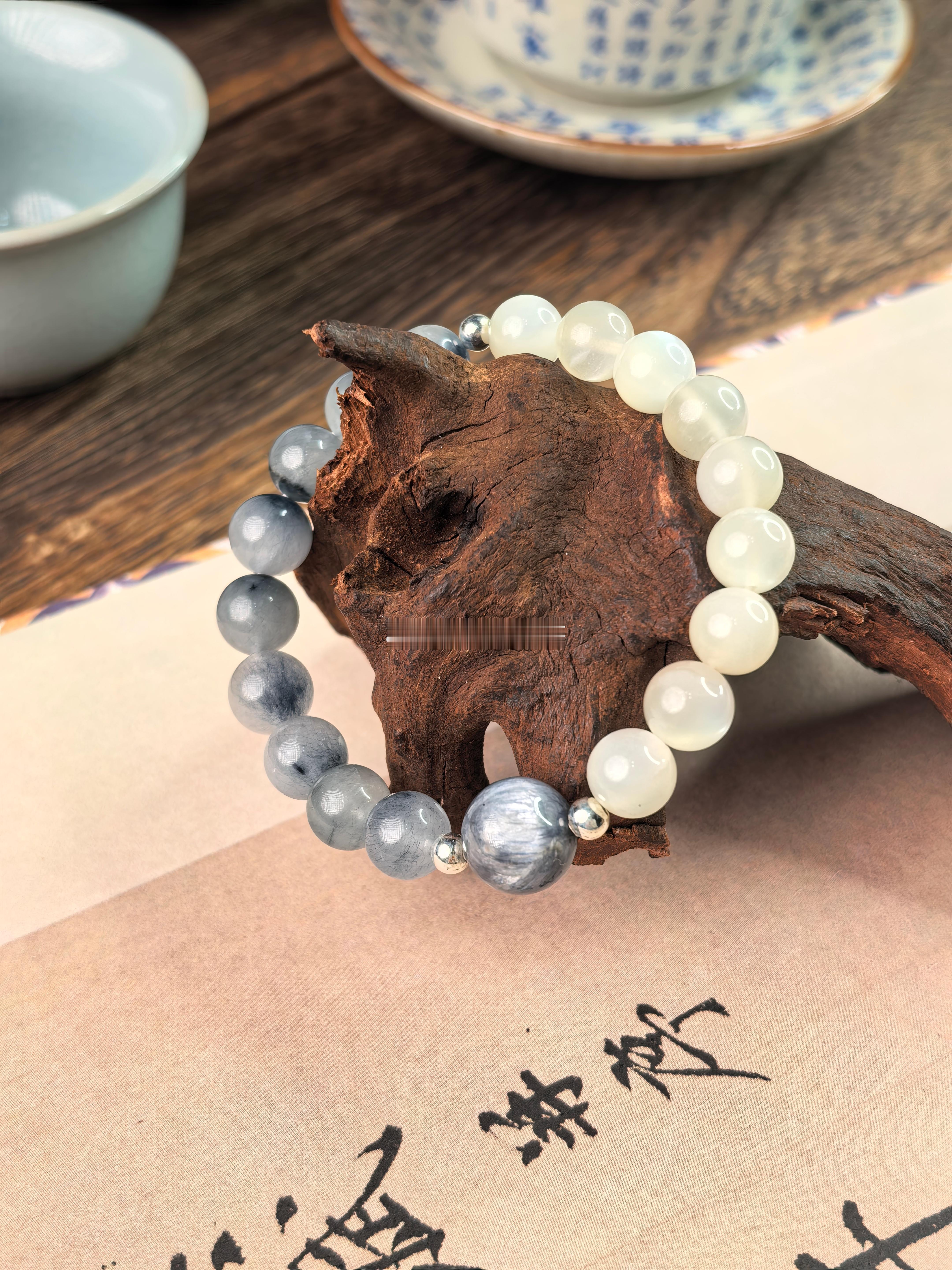 手串戴久了会越来越润，玉贴身养着会慢慢透亮。老人说这是人养玉、玉养人，说的其实物