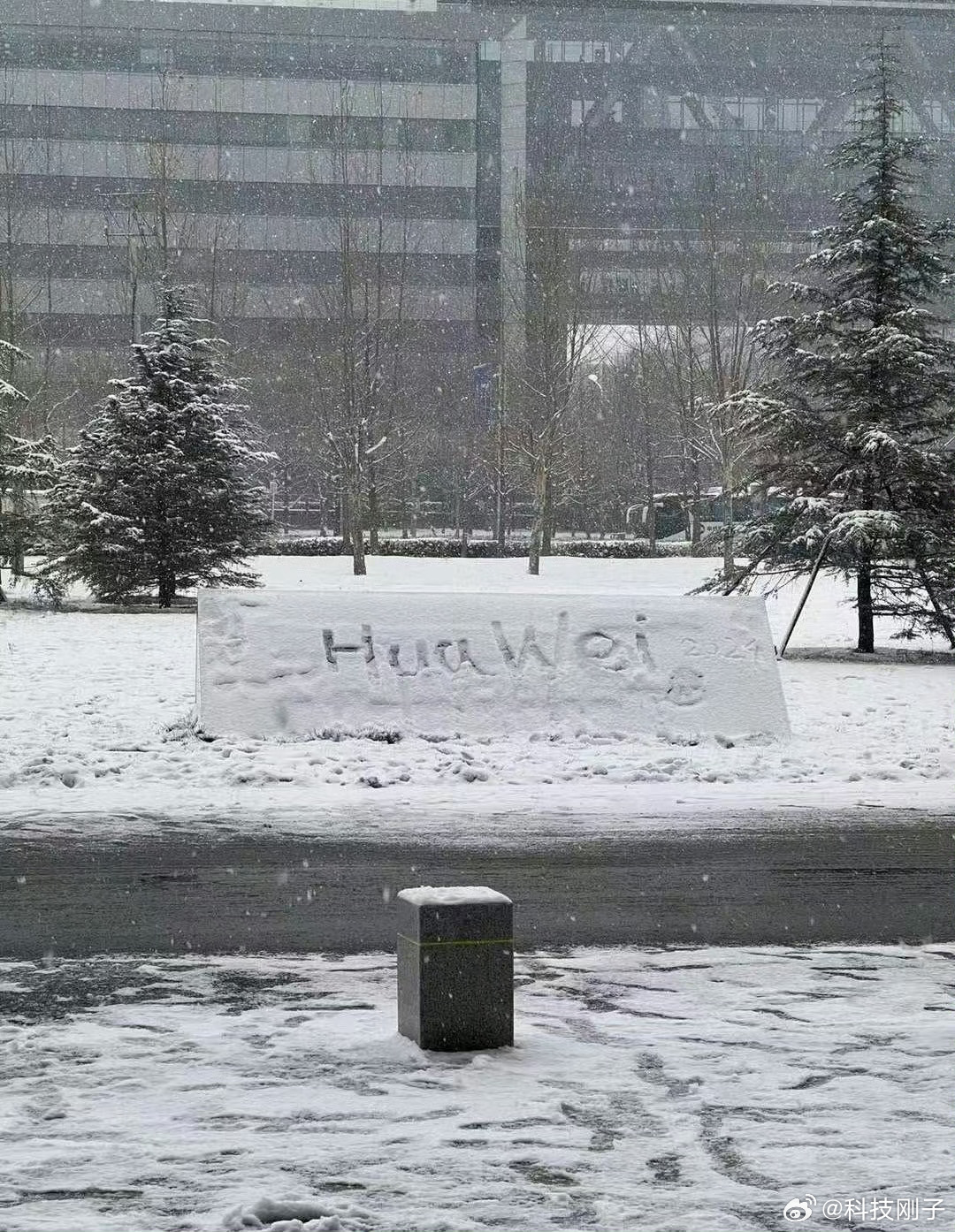 身在曹营心在汉，北京下雪有个联想员工把门口的联想logo换成了Huawei，被经