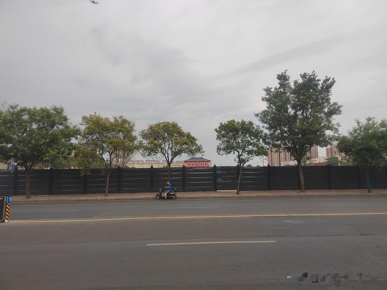 咱洛阳这次这场大暴雨也不知道要下多么大，单单防汛短信都收到好几条，根据种种迹象来