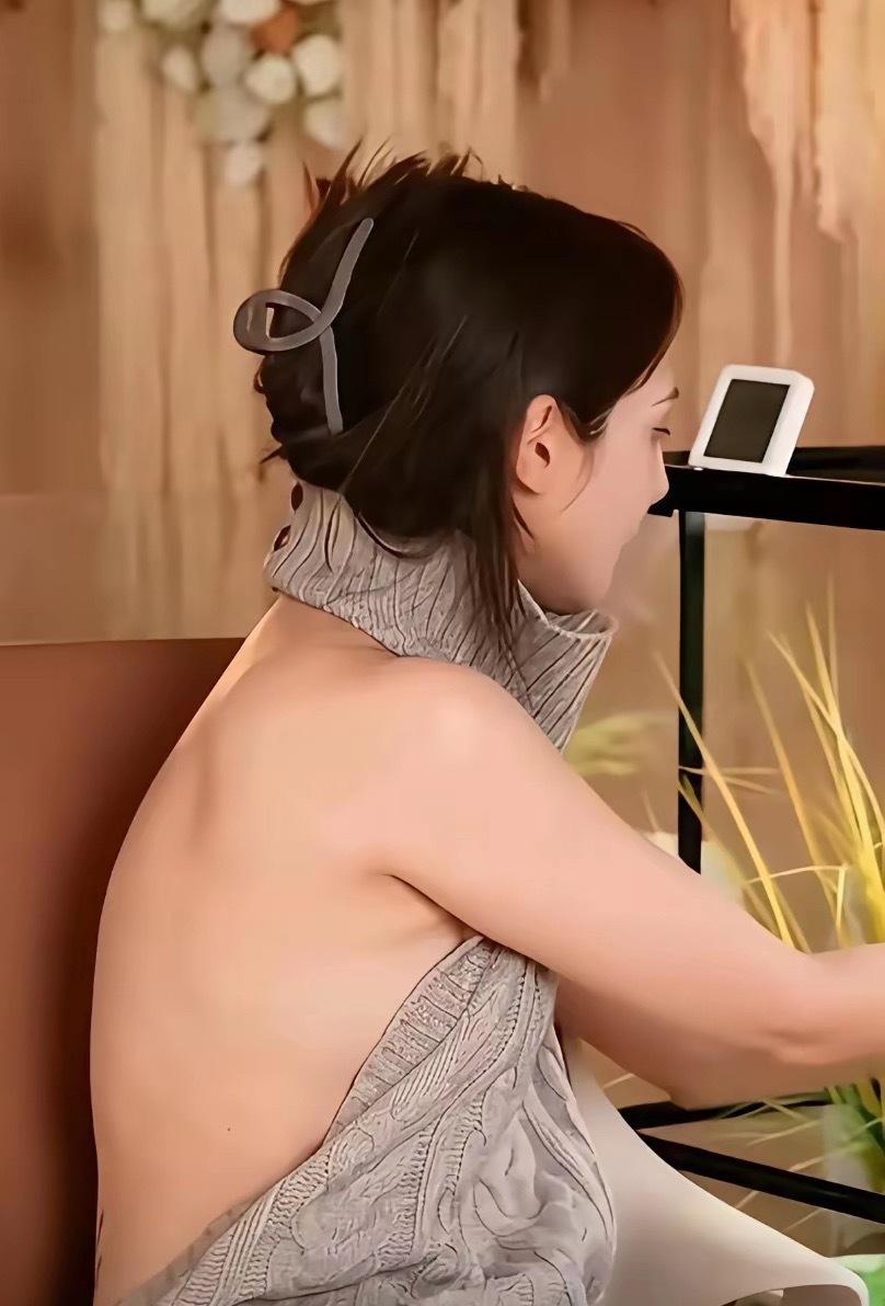 副乳都露出来了，简直没眼看，直播间多机位差点走光，助理摄像一堆人愣是没发现，最后