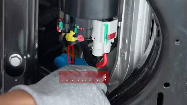 启境GX7配备了L3级自动驾驶架构，双重冗余，视频中是转线冗余剪线测试，剪断其中一条转向线束后车子转