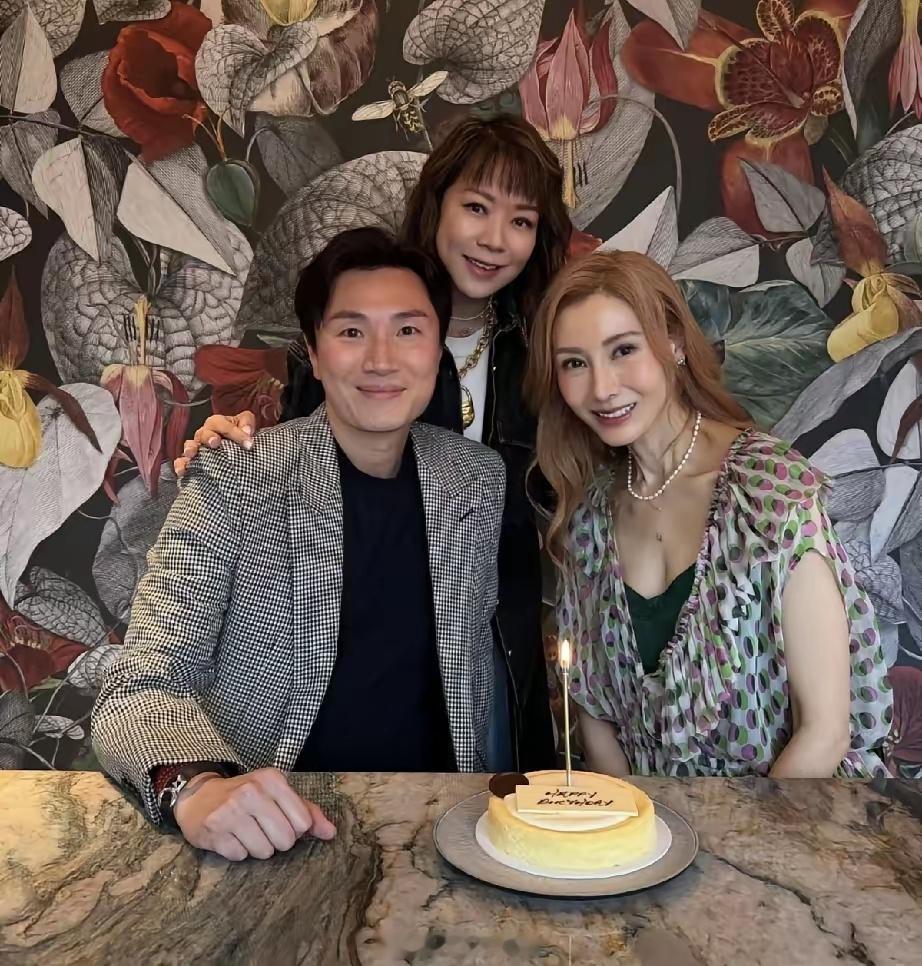 6月17日，李嘉欣请朋友提前为自己庆贺56岁生日，她真是老了，再怎么打扮，再怎么