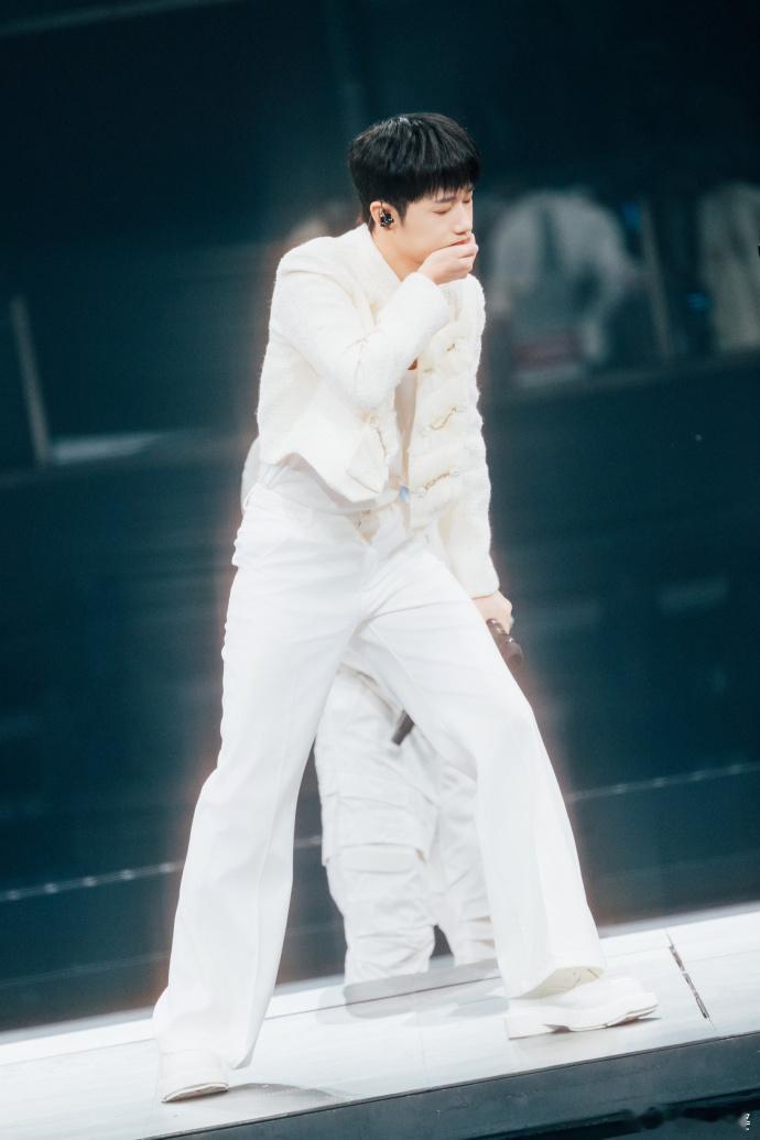 #蒋敦豪宝宝屁屁包包拜拜#蒋敦豪的捧脸舞台照，犹如一幅梦幻的艺术画卷，散发着令人