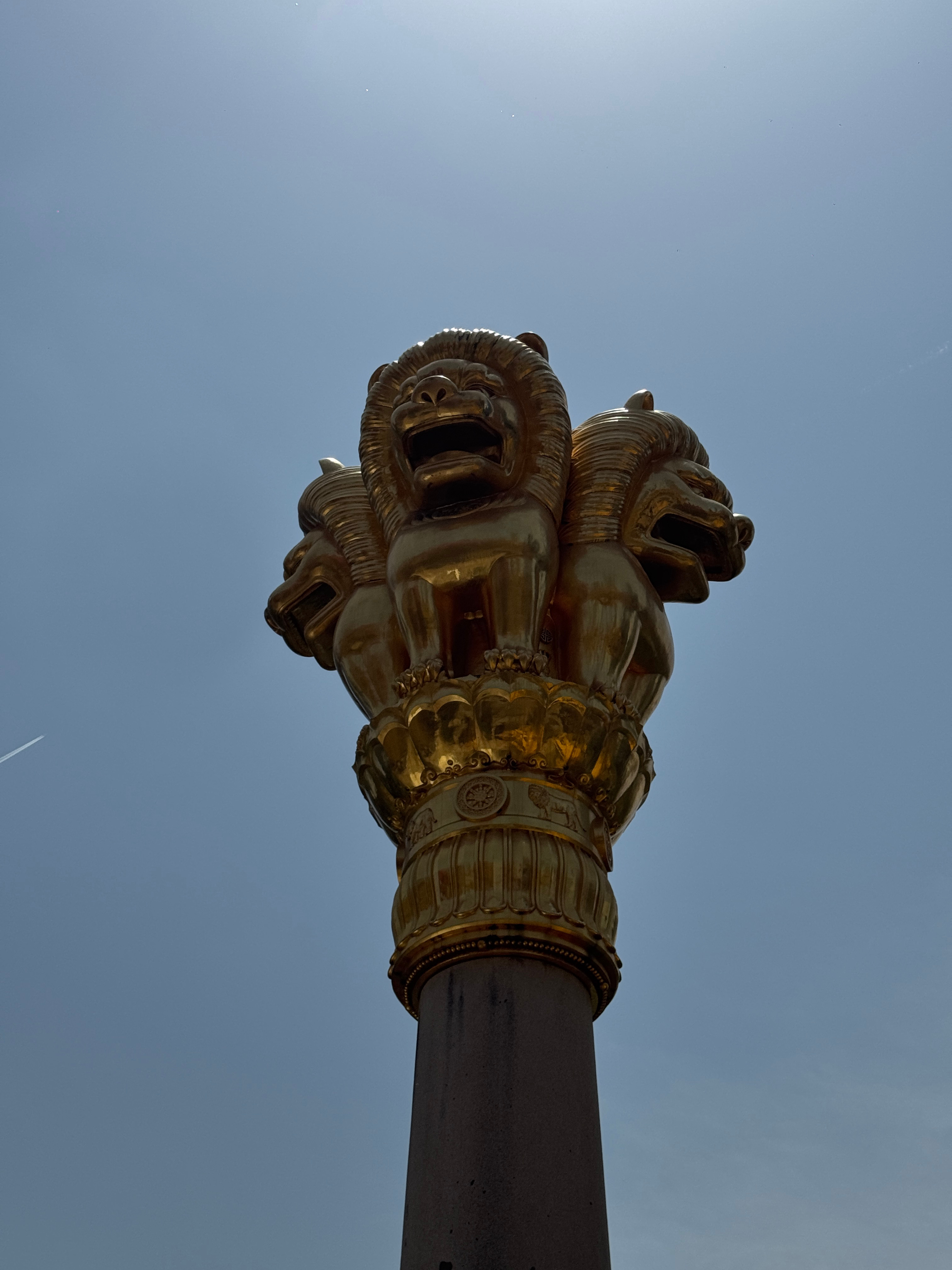 来上海10年，第一次去静安寺。陪爸妈逛逛，里头不算大，东西倒是挺精致，上香就10
