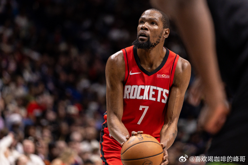NBA常规赛，火箭140-106大胜爵士。本场比赛，火箭球星杜兰特表现出色，进攻