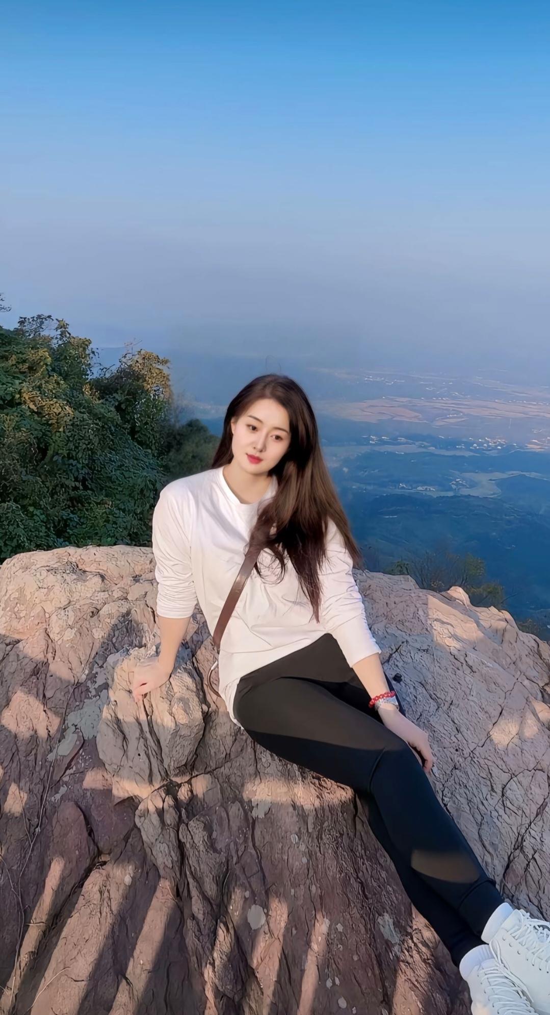 山巅少女，俯瞰云海，心旷神怡！🌿🏔️