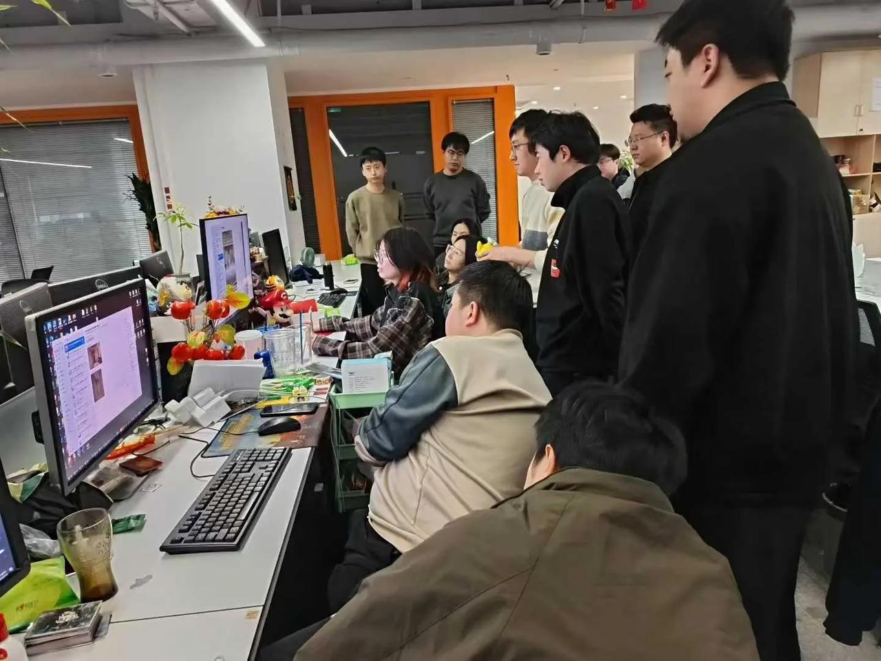 设计师凑一起讨论设计方案。每天都把当天出的图用心复盘，确保客户能拿到最满意的作品