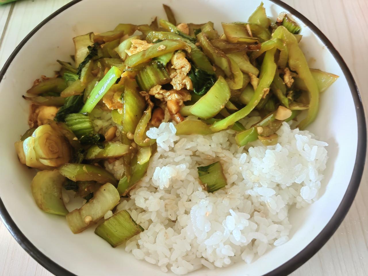 将下江南，打扫冰箱里的蔬菜，用一根尖椒一棵青菜一个鸡蛋混炒，做了一个尖椒青菜鸡蛋