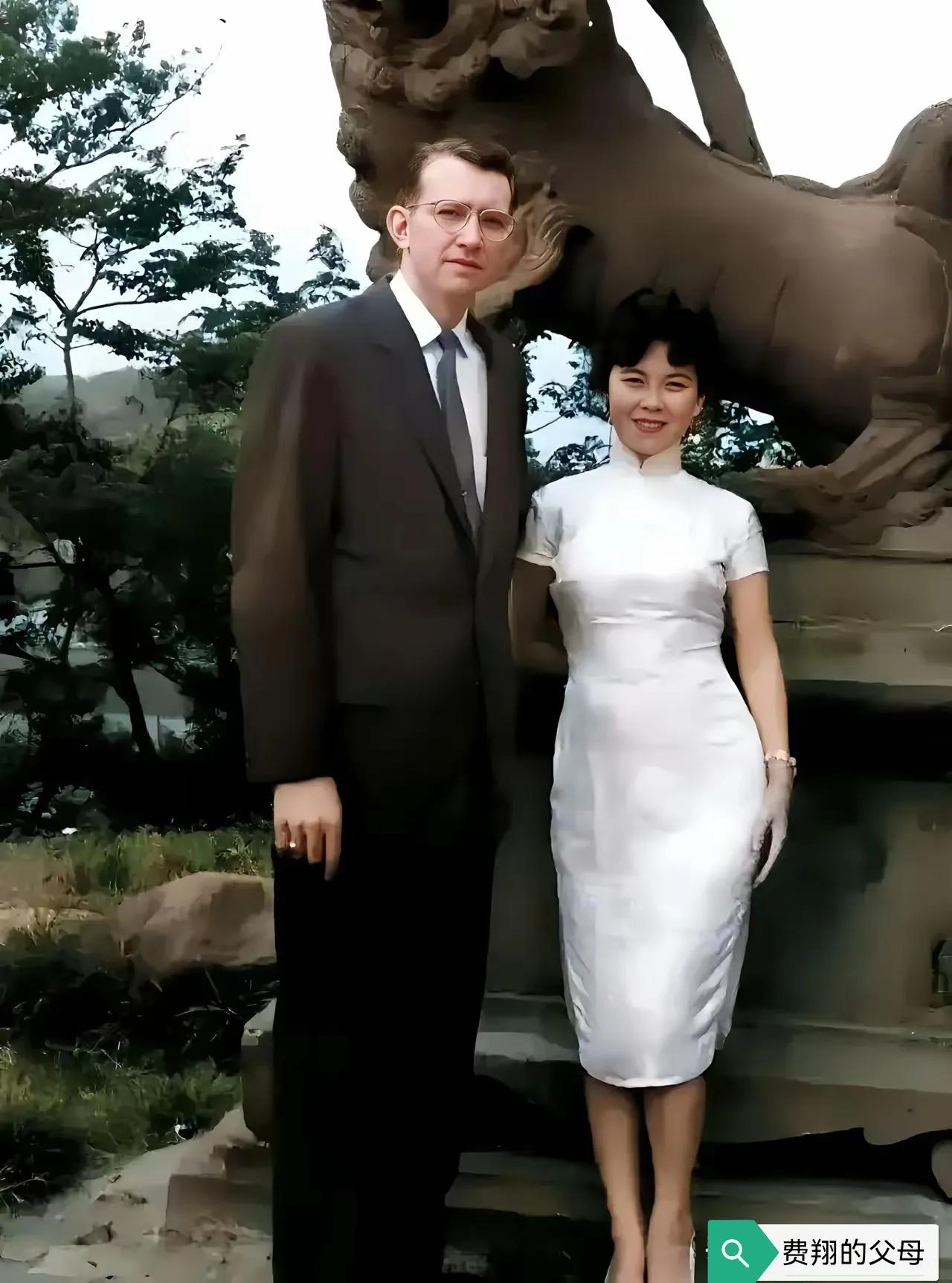 冬天里的一把火。上世纪50年代费翔的美国父亲费伟德和出生在中国北疆哈尔滨的母亲毕